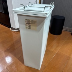 無印ダストボックスとピッチャー