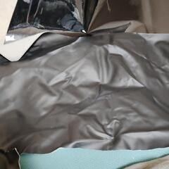 ラッピングシートとパンチングレザーの画像