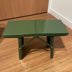 オリーブカラーのコンパクト折り畳みスチールチェアー　