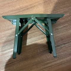 オリーブカラーのコンパクト折り畳みスチールチェアー　の画像