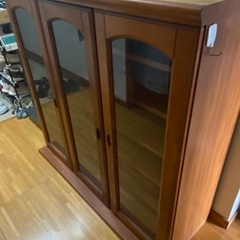 ガラス付き木製食器棚の画像