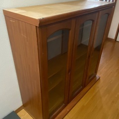 ガラス付き木製食器棚の画像