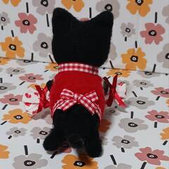 キャンデークッション付き赤い可愛い服着たくろねこちゃん　羊毛の画像
