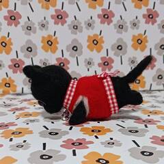 キャンデークッション付き赤い可愛い服着たくろねこちゃん　羊毛の画像