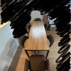 おしゃれ木目ダイニングテーブルの画像