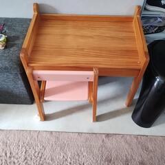 子供用の机と椅子