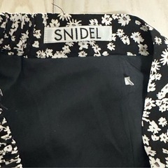 SNIDEL 花柄フレアスカート ブラック/ホワイトの画像
