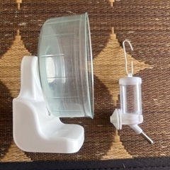 ペット用水飲みと回し車のセットの画像