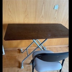 折りたたみチェアとテーブルの画像