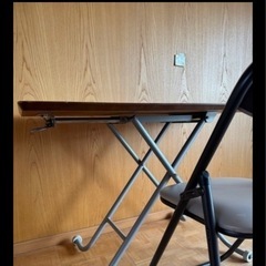 折りたたみチェアとテーブルの画像
