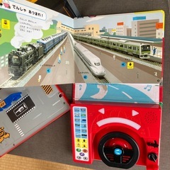 音の鳴る絵本と車のおもちゃの画像