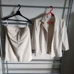 BODY DRESSING アイボリースーツの画像