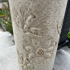 傘立て　岩尾磁器工業　べセラ　51x25cm　レリーフ　花　の画像