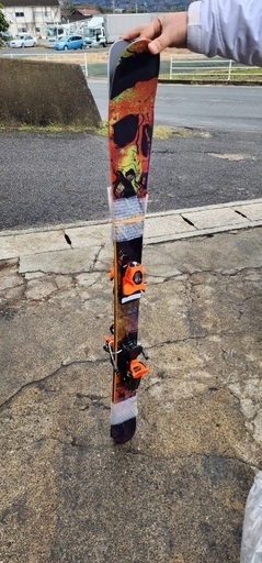 スポーツ Pair of Scott skis with vibrant red/orange graphic