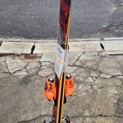 Pair of Scott skis with vibrant red/orange graphicの画像
