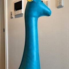 キリン型椅子 青 合成皮革 (インテリア用品)の画像