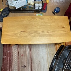 マガジンラック付きテーブルの画像