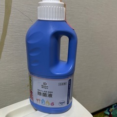 哺乳瓶6本　除菌液　消毒容器