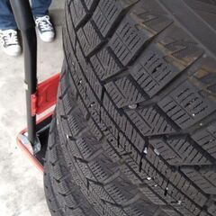 205/60r16ヨコハマスタッドレスタイヤの画像