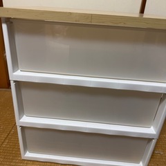 ［無料であげます］天板木目3段収納ケースと収納ケース2つの画像