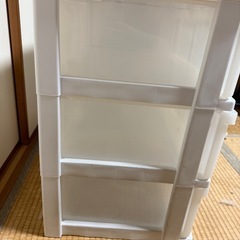 ［無料であげます］天板木目3段収納ケースと収納ケース2つの画像