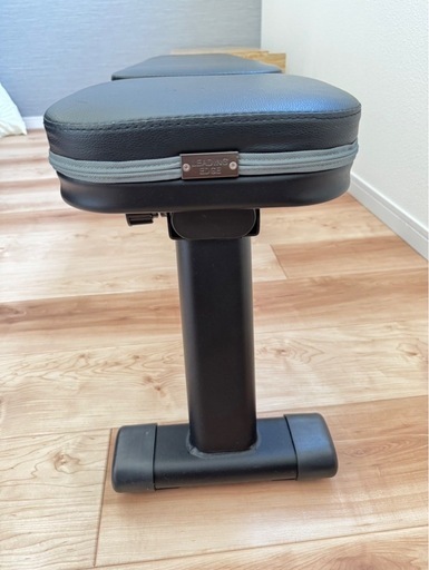美品！トレーニングベンチ　筋トレ　リーディングエッジ  マルチポジション 折り畳み式 耐荷重300kg 角度調整機能 フラットベンチ 