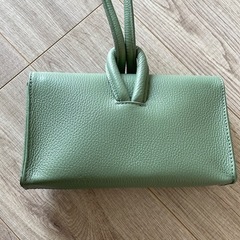 ハンドバッグ　グリーン　春　おしゃれの画像