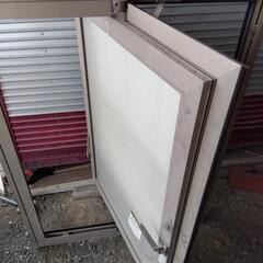 回転窓　サッシ　縦軸回転窓　ドアの画像
