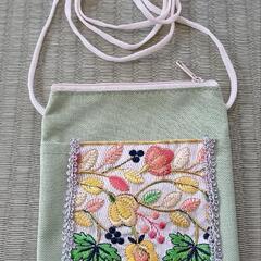 スマホショルダー　春デザイン　花柄グリーンの画像