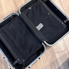 【3/30直接取りに来れる方】スーツケース　キャリーケース　ブラックの画像