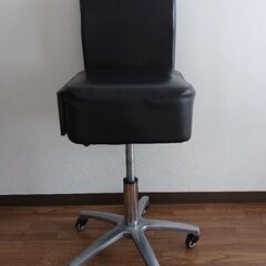 収納つき回転椅子