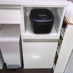 (現在交渉中)【搬出のお手伝いもお願いしたいです】キッチンカウンター（ニトリ　リガーレ）+ニトリのゴミ箱2個セットの画像
