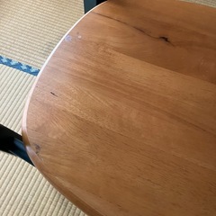 テーブルと椅子の画像