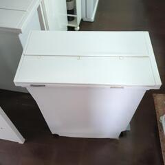 (現在交渉中)【搬出のお手伝いもお願いしたいです】キッチンカウンター（ニトリ　リガーレ）+ニトリのゴミ箱2個セットの画像