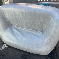 屋外でも室内でも使えるビニール貼りソファー