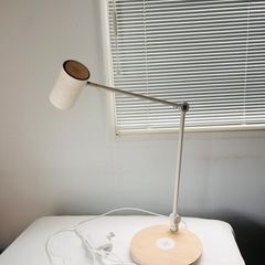 IKEAワイヤレス充電付き　デスクライトの画像