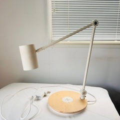 IKEAワイヤレス充電付き　デスクライト