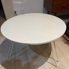 白くて可愛いちゃぶ台。脚折り畳めます。