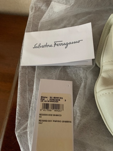 値引きの値引き 美品 フェラガモ クリーム色