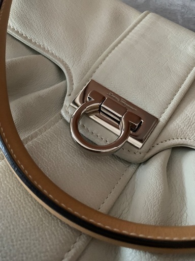 値引きの値引き 美品 フェラガモ クリーム色