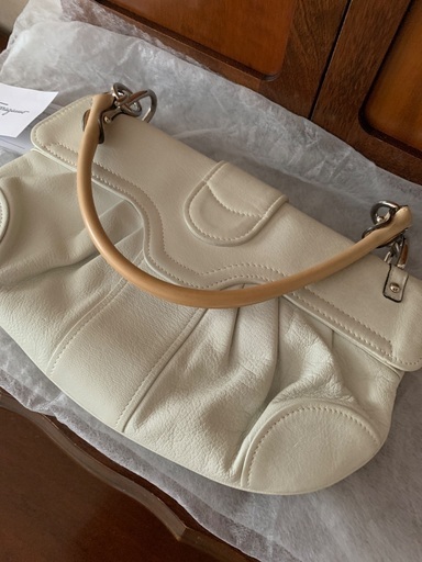 値引きの値引き　美品　フェラガモ　クリーム色　