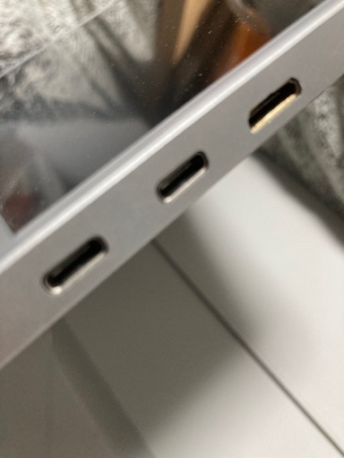 白色のモバイルモニター