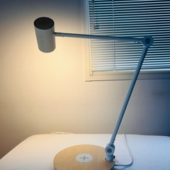 IKEAワイヤレス充電付き　デスクライトの画像