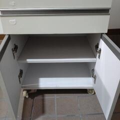 レンジ台、食器棚の画像