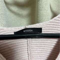 EMODA ピンク クロスオーバー長袖ニットの画像