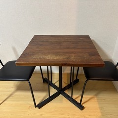 ダイニングテーブルの画像