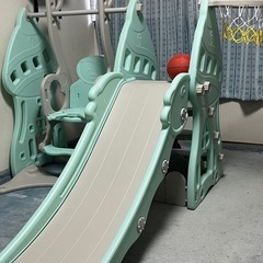やり取り中　滑り台とブランコの画像