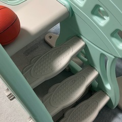 やり取り中　滑り台とブランコの画像