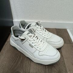 White casual shoeの画像