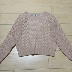 Noela ピンクベージュ ケーブルニットセーター